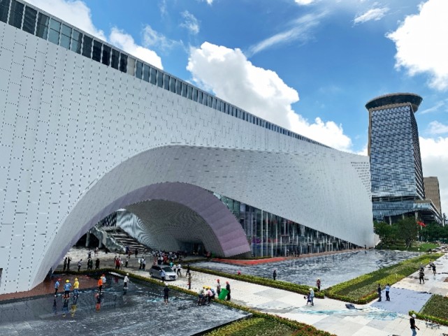 光明区图书馆便坐落于此,建筑物开阔的弧形大门,犹如翻开的书页一角