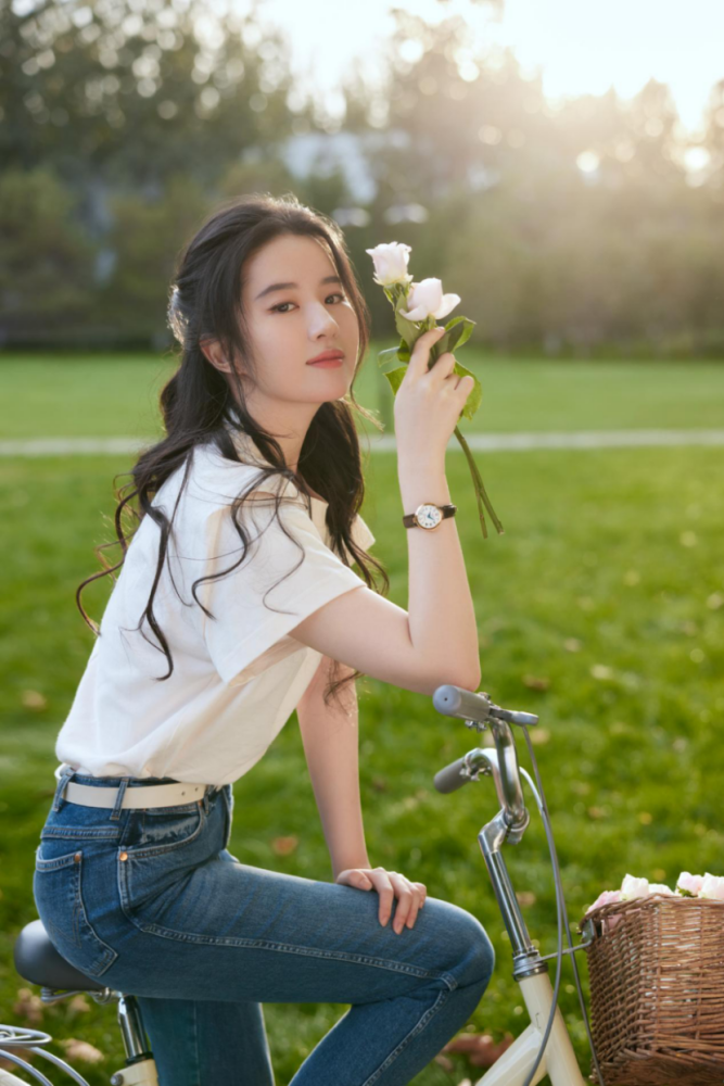 神仙姐姐刘亦菲连穿搭都仙小裙子穿出夏季韵味反季搭配超上头