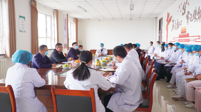 昭苏县委书记侯陶在昭苏县人民医院调研