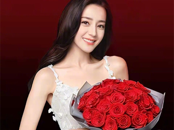 在roseonly的官宣海报上,迪丽热巴一袭白色礼服与红玫瑰神奇般地融合