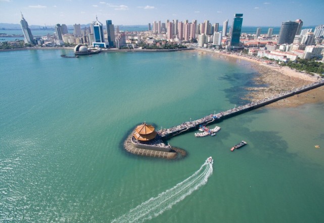 山东有一热门景点以沿海栈桥闻名于世是青岛城市名片