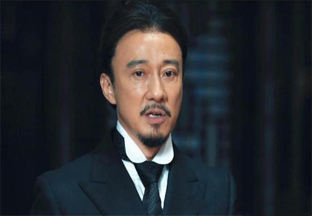 就因为赵立新《突围》这部电视剧被剪辑掉了15集之多,现在看到的
