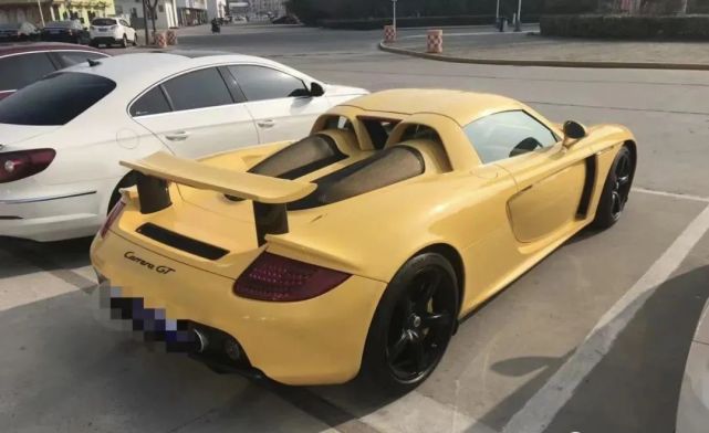 盐城一千万级豪车,在街头撞报废