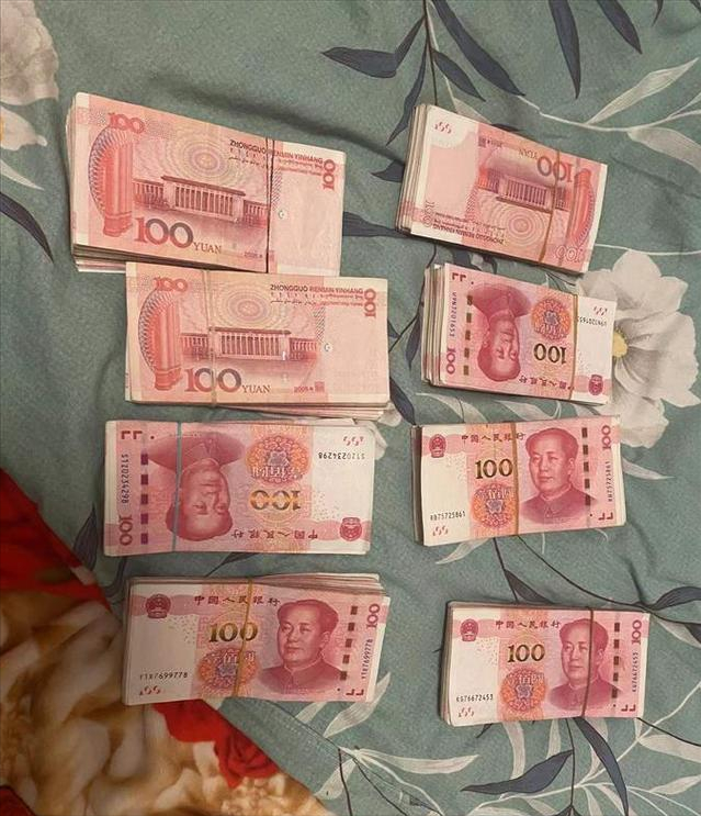 刑拘饭桌上得知朋友车内放有16万现金男子打电话指挥他人进行行窃