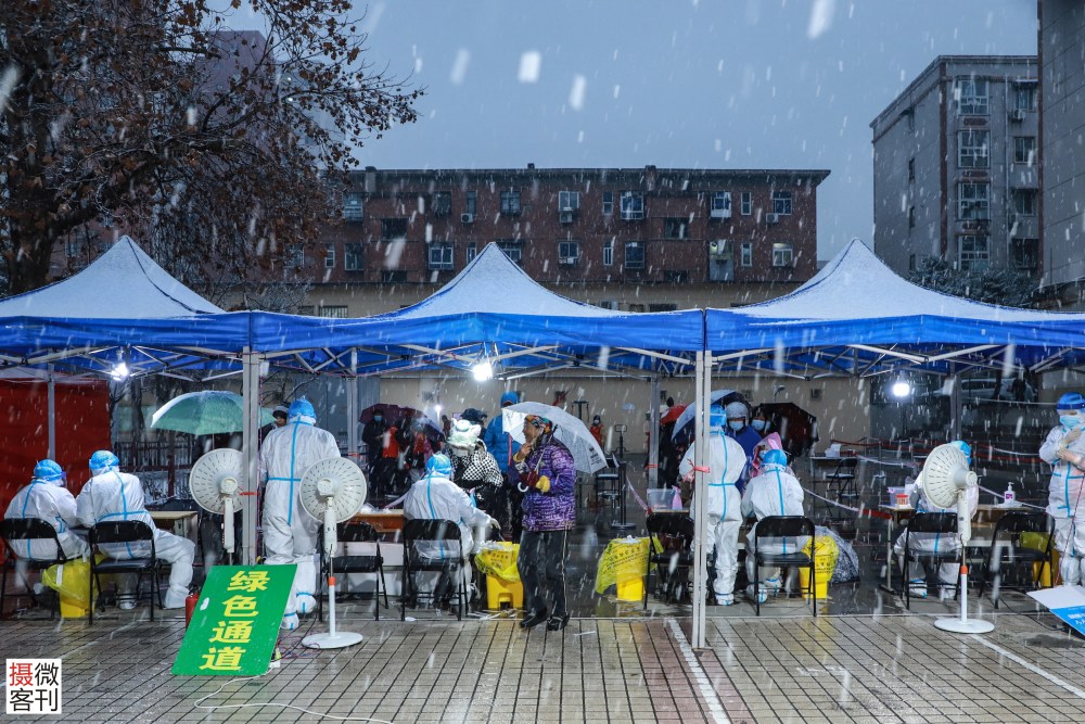 郑州迎来2022年第一场雪市民大雪中连夜排队做核酸