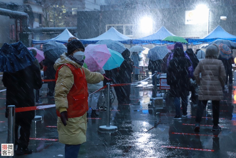 郑州迎来2022年第一场雪市民大雪中连夜排队做核酸
