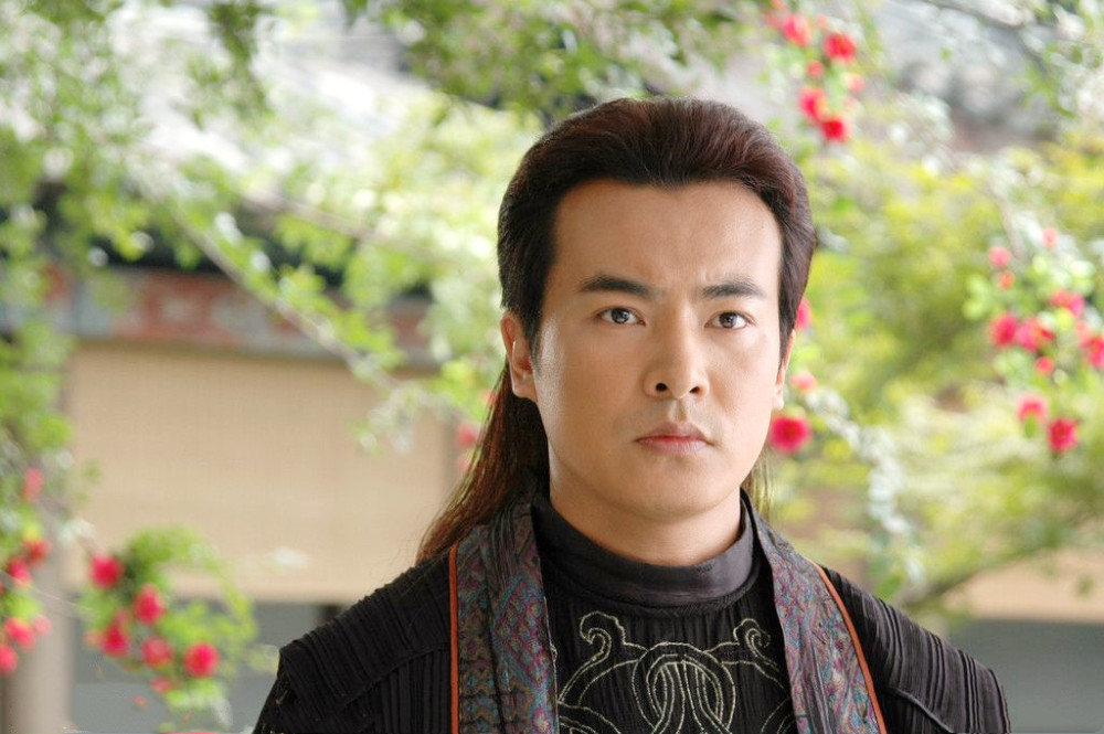 中于波饰演的方旭和杨俊毅饰演的余火莲戏份相当,女主角李柏由周海媚