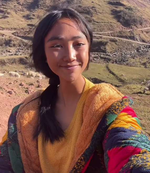 19岁"凉山孟阳"被曝整容,结婚照曝光,网友吐槽像换了个头