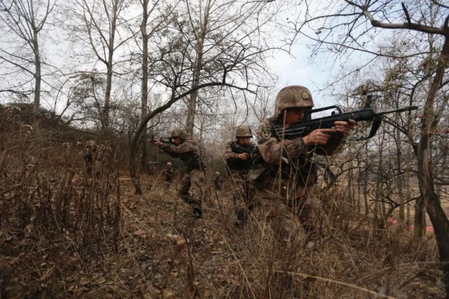 零下10℃,一场实战化战备拉动拉开了铁锤子红军旅新年度军事训练序幕