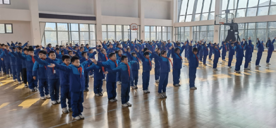 临川十三小二三年级举办消防操比赛活动