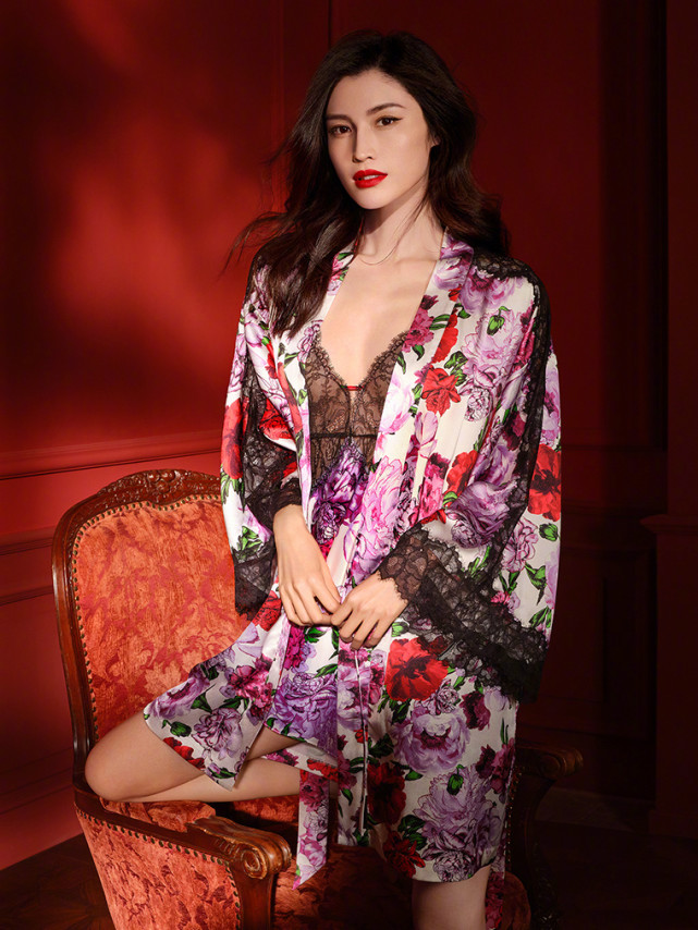 何穗维密大片赢过杨幂!穿黑bra大秀纤细身材,红衣下皮肤白到发光|杨幂