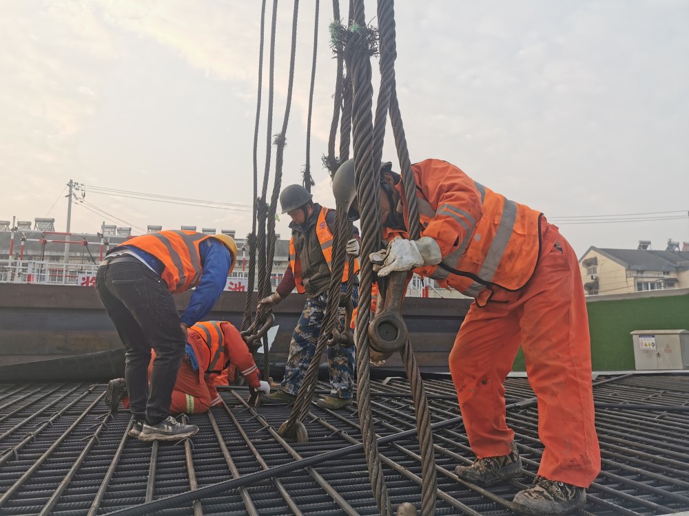 南京江心洲污水收集系统二通道建设工程穿越夹江段首幅钢筋笼顺利吊装