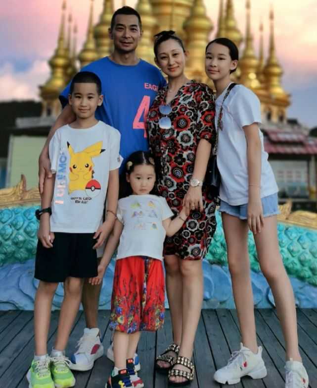 赵文卓全家低调出游5岁女儿黏保姆10岁儿子长高不少神似爸爸