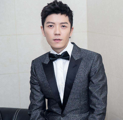 王栎鑫带货销量差,无人下单太尴尬,用签名照做福利才卖得动