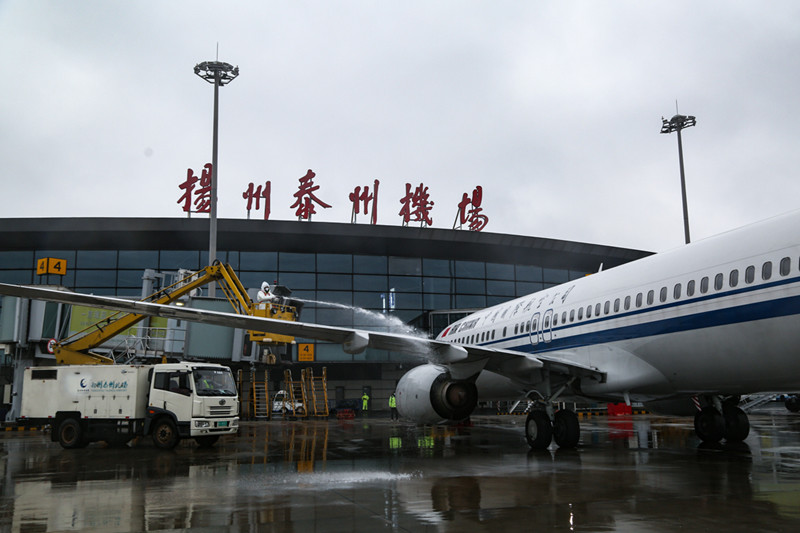 新年首雪揚州泰州國際機場飛機排隊除冰