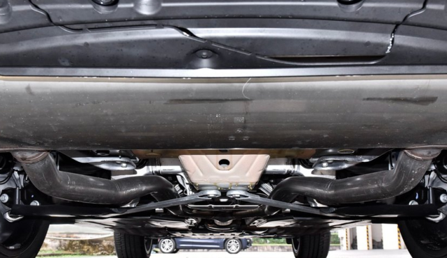 车界中的"泰坦",宝马x7轴距超过3米,提供三排座椅布局