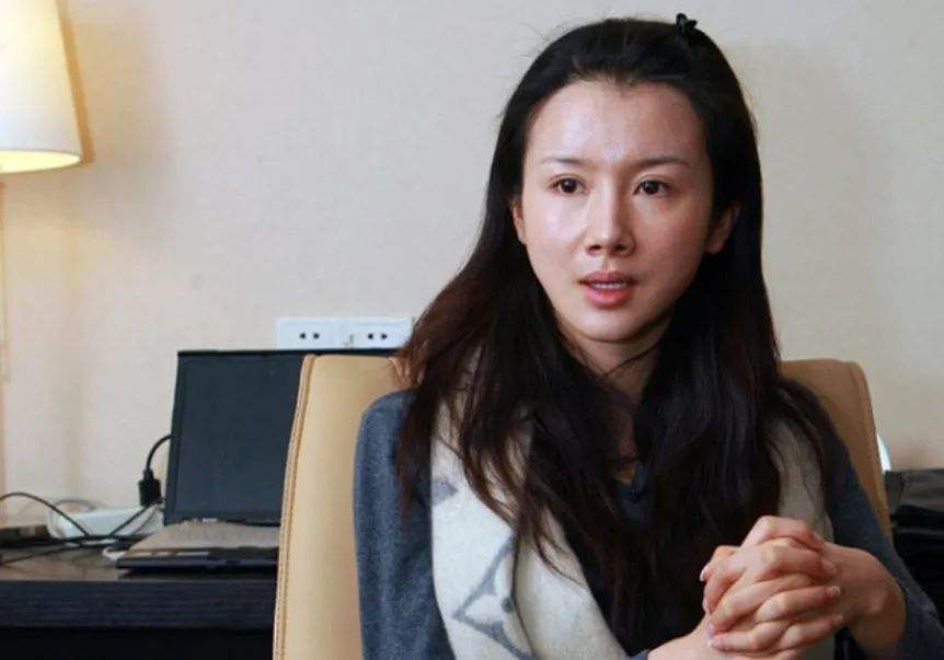 张纪中选中的小龙女孙菲菲被导演打红毯长裙掉落整容毁掉前途