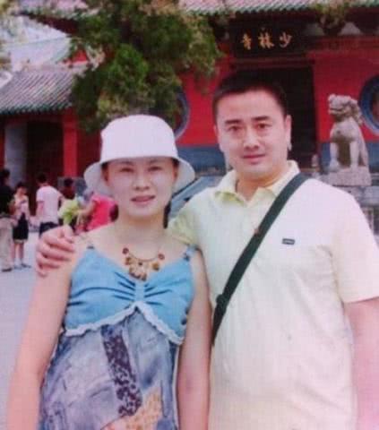 在《乡村爱情》系列中,赵海燕一直扮演着"永强妈",而她的丈夫闫光明则