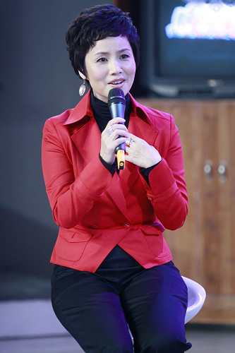 《中国新闻》首个女主播徐俐!29年主持零失误,60岁含泪告别央视