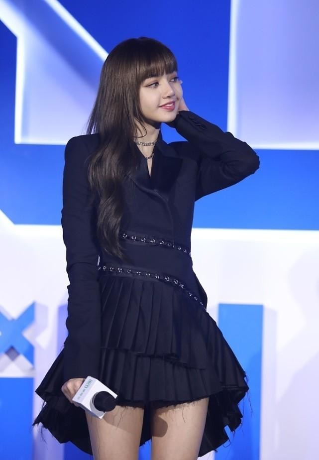 lisa衣品真不错西装裙不好好穿斜着穿更有个性看着挺有气场