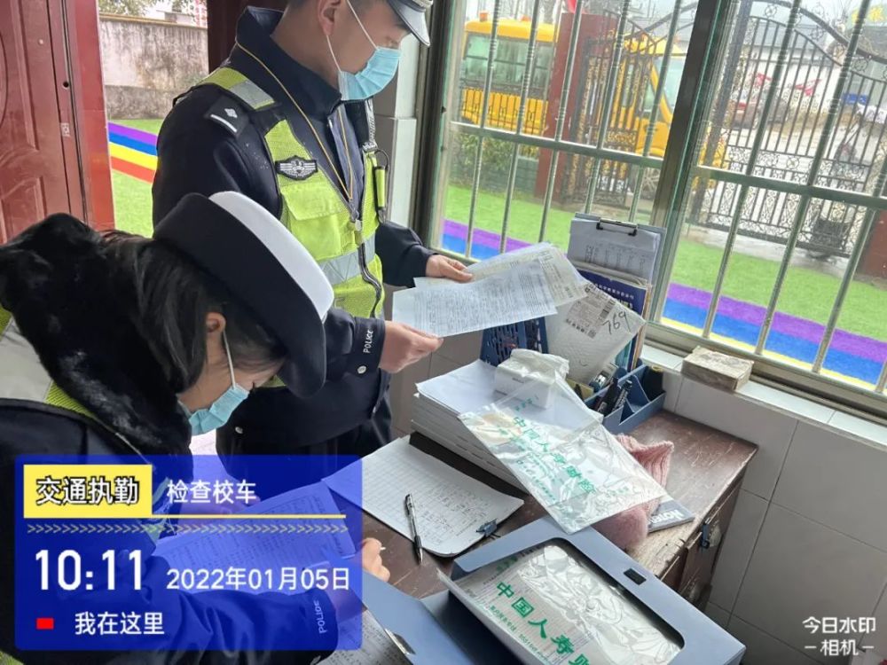 1月5日,婺源縣公安局交警大隊組織民警深入轄區幼兒園開展校車安全大