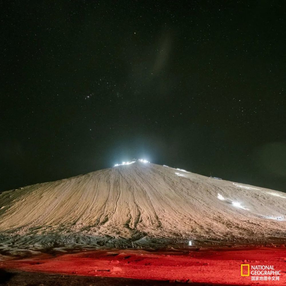 往火山口裡扔椰子地球上竟有這種朝聖方式