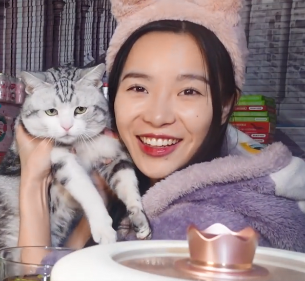 小贝饿了近况堪忧脖子青筋明显脸色憔悴疑似已有另一半