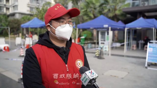 1月4号一大早,志愿者孟祥至和他的同事就来到了滨江俊园小区,引导群众