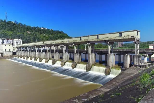 扩散提醒化州这座桥开始限高限重过往司机请注意