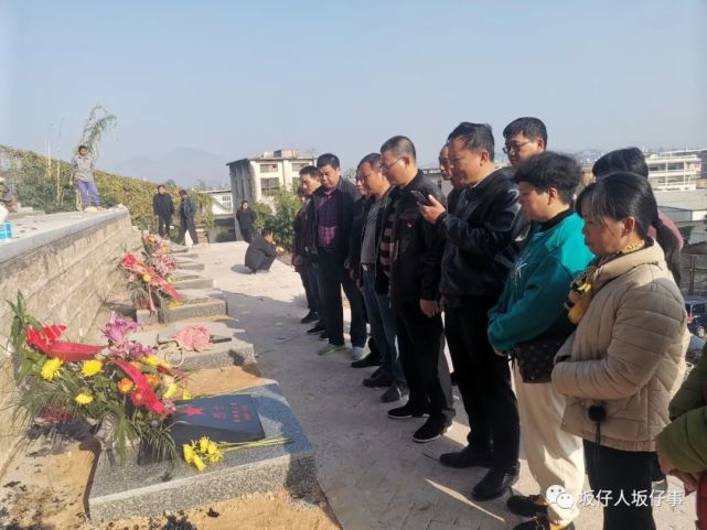 烈士光辉的一生,叶俊城局长代表县退役军人事务局敬献花篮并整理缎带
