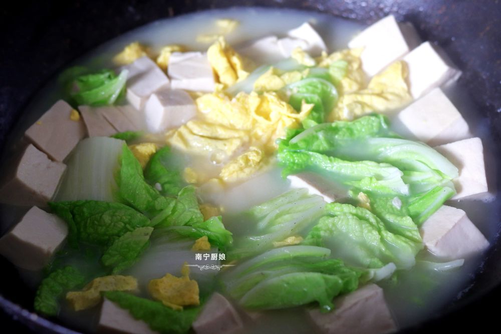 白菜雞蛋豆腐湯,湯汁鮮美,豆腐嫩口,白菜軟而有口感,白菜葉子中帶有的