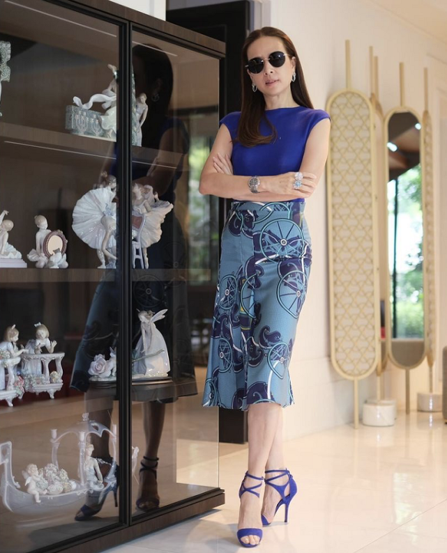 55岁泰国华裔富婆穿克莱因蓝背心晒美背水光肌白到发光曝光豪宅一角