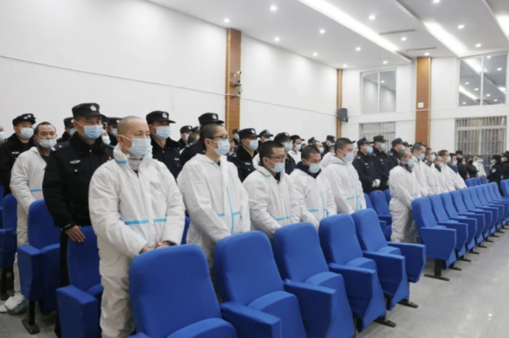 2021年12月30日,南充中院公开审理一起黑社会性质组织案,涉及33人,其