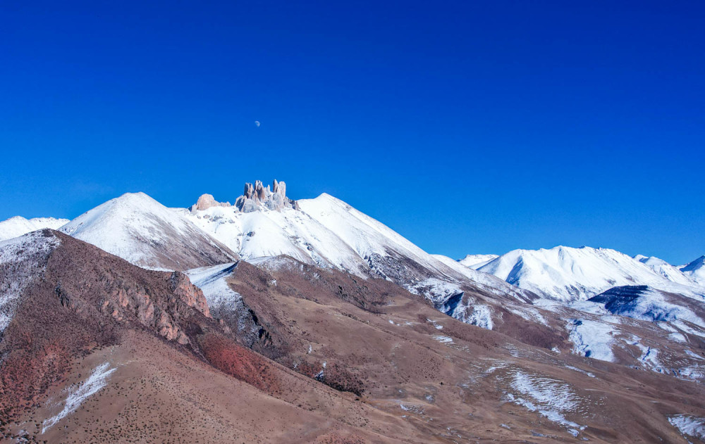 我们沿着349国道继续往洛隆县前行,行不多远便看到一座形如五指的山峰