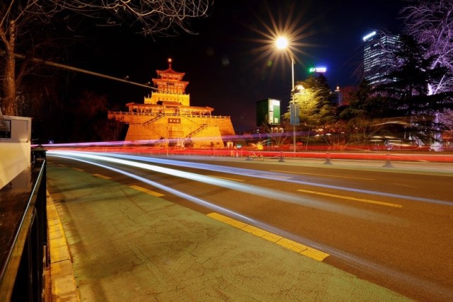 长曝光下济南解放阁夜景绚彩夺目,别有一景_腾讯新闻