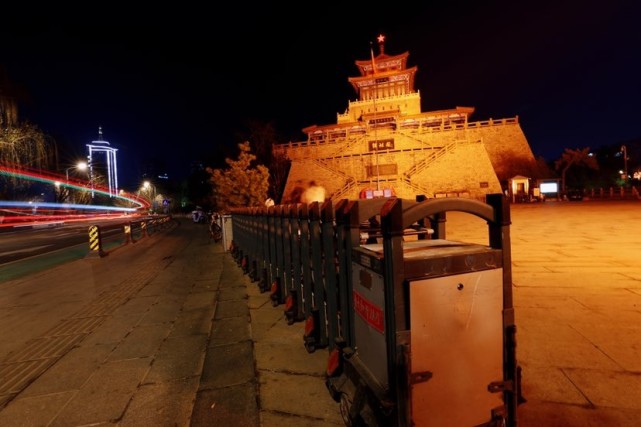 长曝光下济南解放阁夜景绚彩夺目,别有一景_腾讯新闻