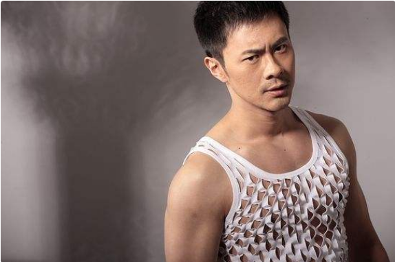 邵汶出生在一个演艺世家,母亲是梅派青衣夏慧华,外公曾经担任过著名