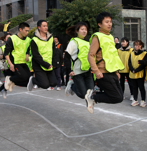 四人五足,考验队员的团结与速度,每一步都是为了集体的荣誉;五人四足