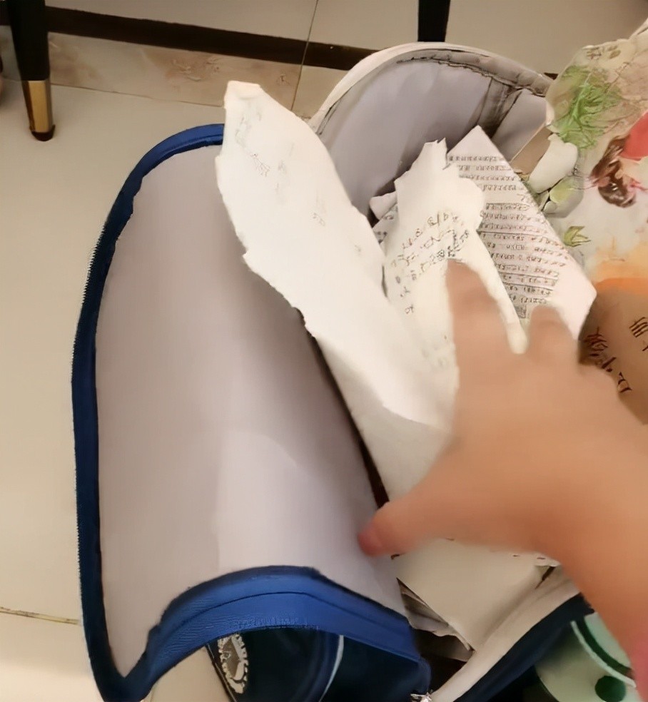 孩子妈看了一眼脏乱的书包你考上清华北大我就裸奔一圈