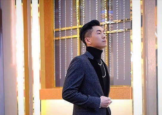 完的《万千星辉颁奖典礼2021》上,入围"飞跃进步男艺员"5强的马贯东