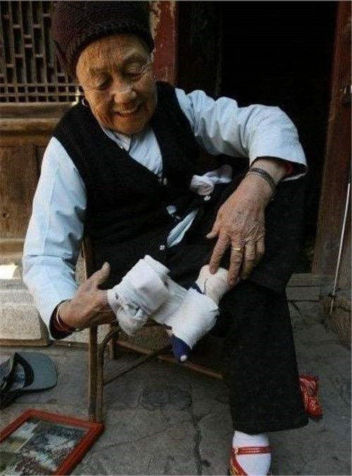 她15岁因小脚嫁入富户 从不让子孙帮忙洗脚 结婚75年仅丈夫看过 天天看点