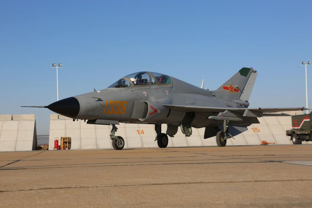 歼教-9战机从2001年时起,以歼-7e,歼教-7等战斗机为基础参考研制的