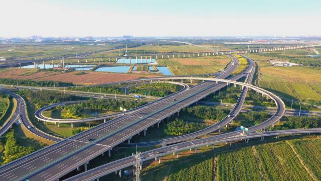 除了公路网,三年来,天津港货运铁路运输也实现了飞跃式发展,大北环