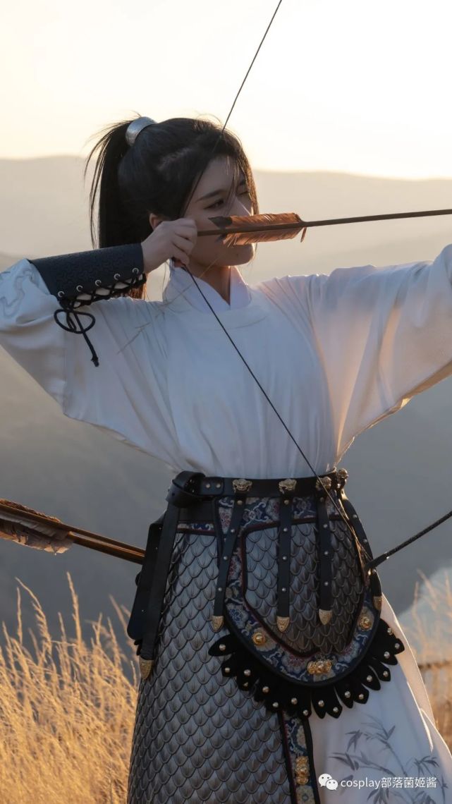 cos落日余晖下的女侠真的好帅茗音