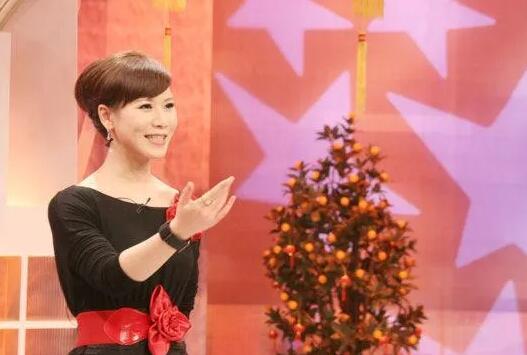 东方卫视前主持人房海燕罕见现身,主动去医院检查牙齿_腾讯新闻