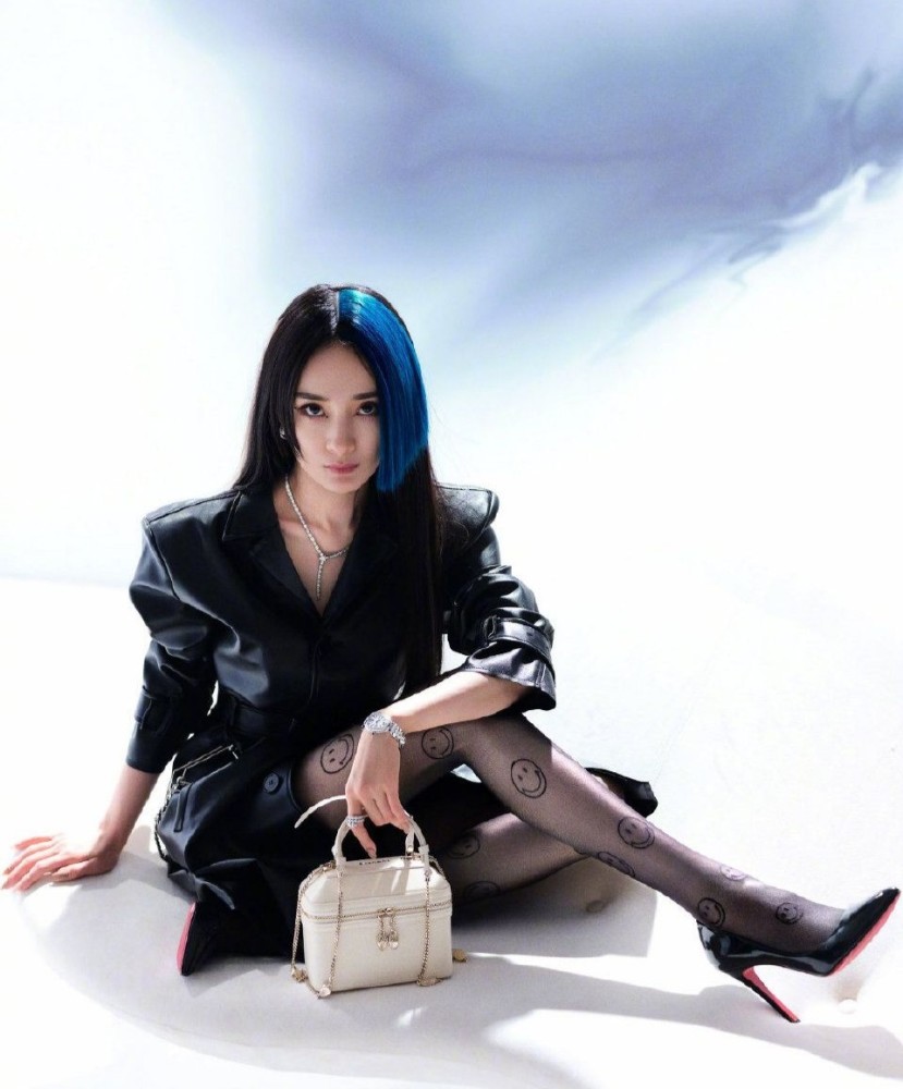 杨幂时尚造型真猛,穿黑皮衣裙配网袜外加蓝色公主切,又潮又个性_腾讯