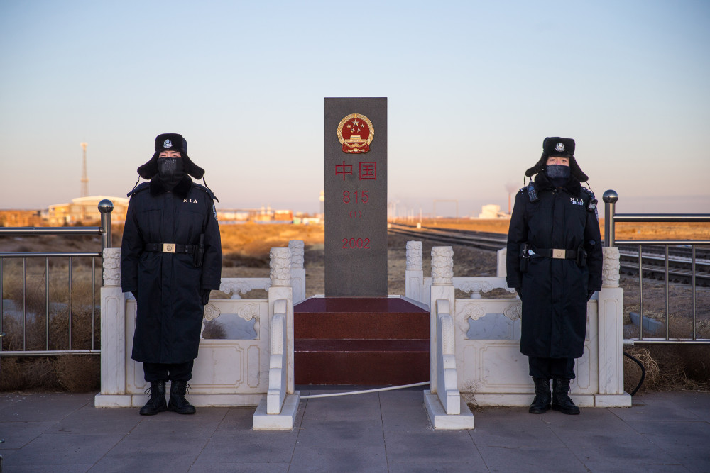 内蒙古二连边检站民警用坚守国门的方式迎接新年