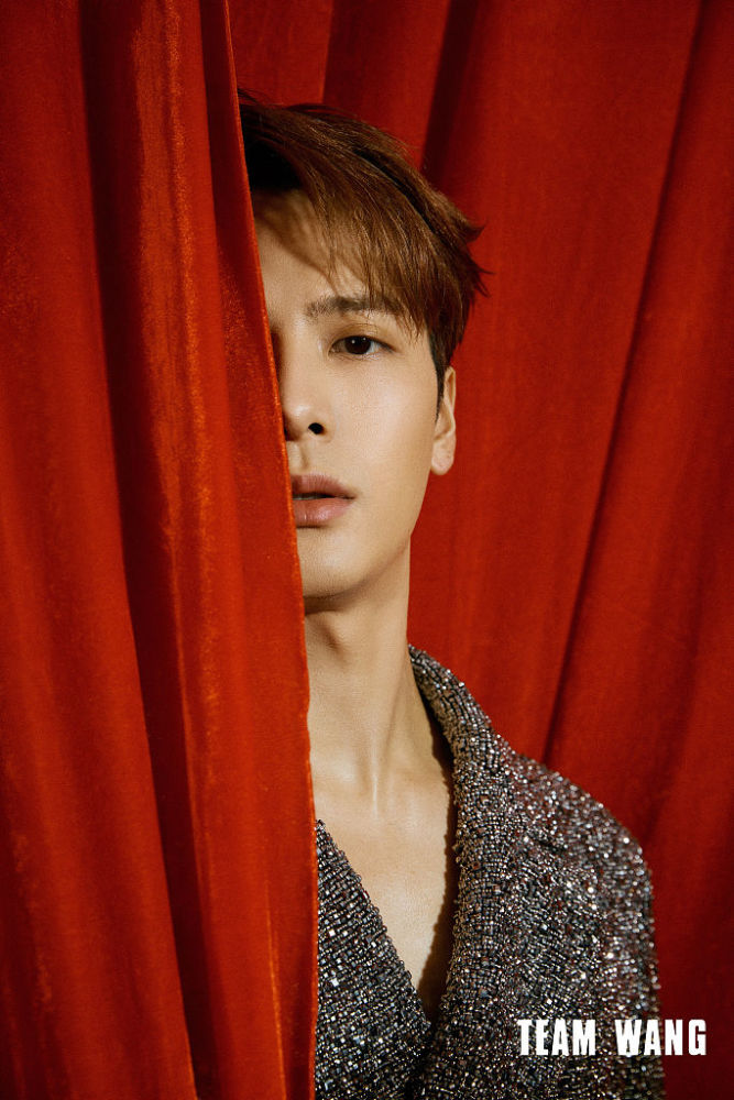 时尚先生上班了王嘉尔穿渐变色亮片西服化身精致贵公子