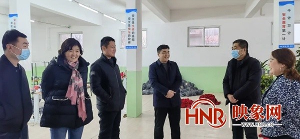 每到一处,陈金辉都详细询问了各缝盘工厂的生产运营,熟练工人培养