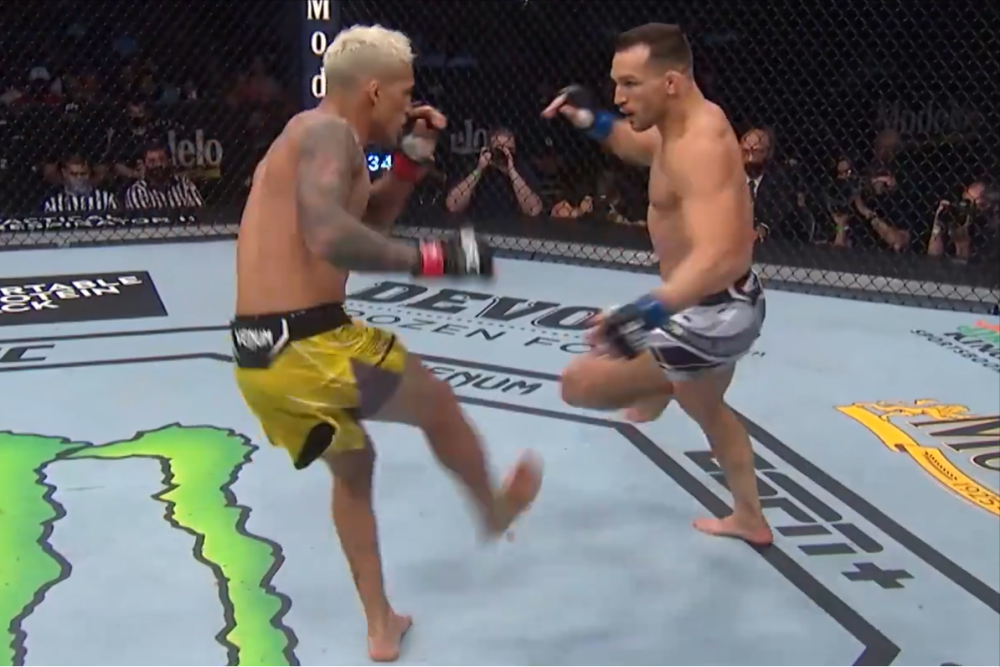 奥利维拉站立弱鸡看他与重炮手钱德勒一战就知道他的站立有多强